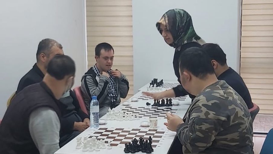 Özel bireyler, resim, müzik ve satranç kursları ile hayata hazırlanıyor