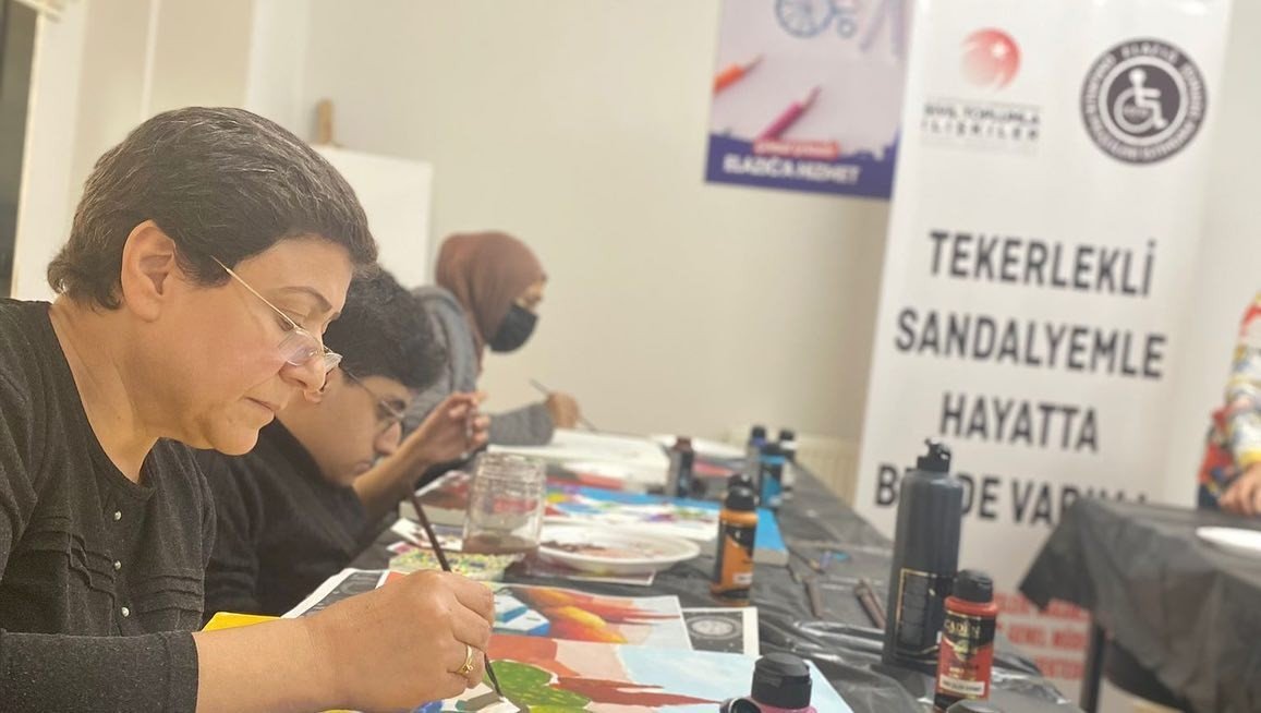 Özel bireyler, resim, müzik ve satranç kursları ile hayata hazırlanıyor