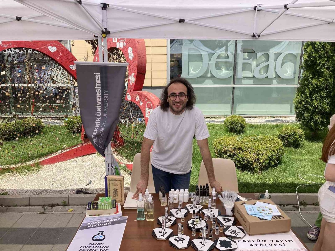 Genç kimyacı 7’den 70’e herkese koku eğitimi veriyor