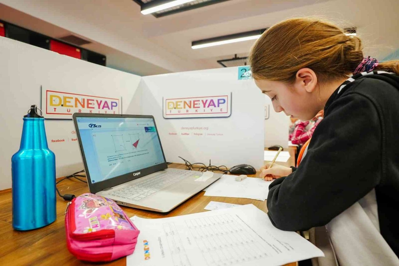 Fadıloğlu, geleceğin deneyapçılarıyla bir araya geldi