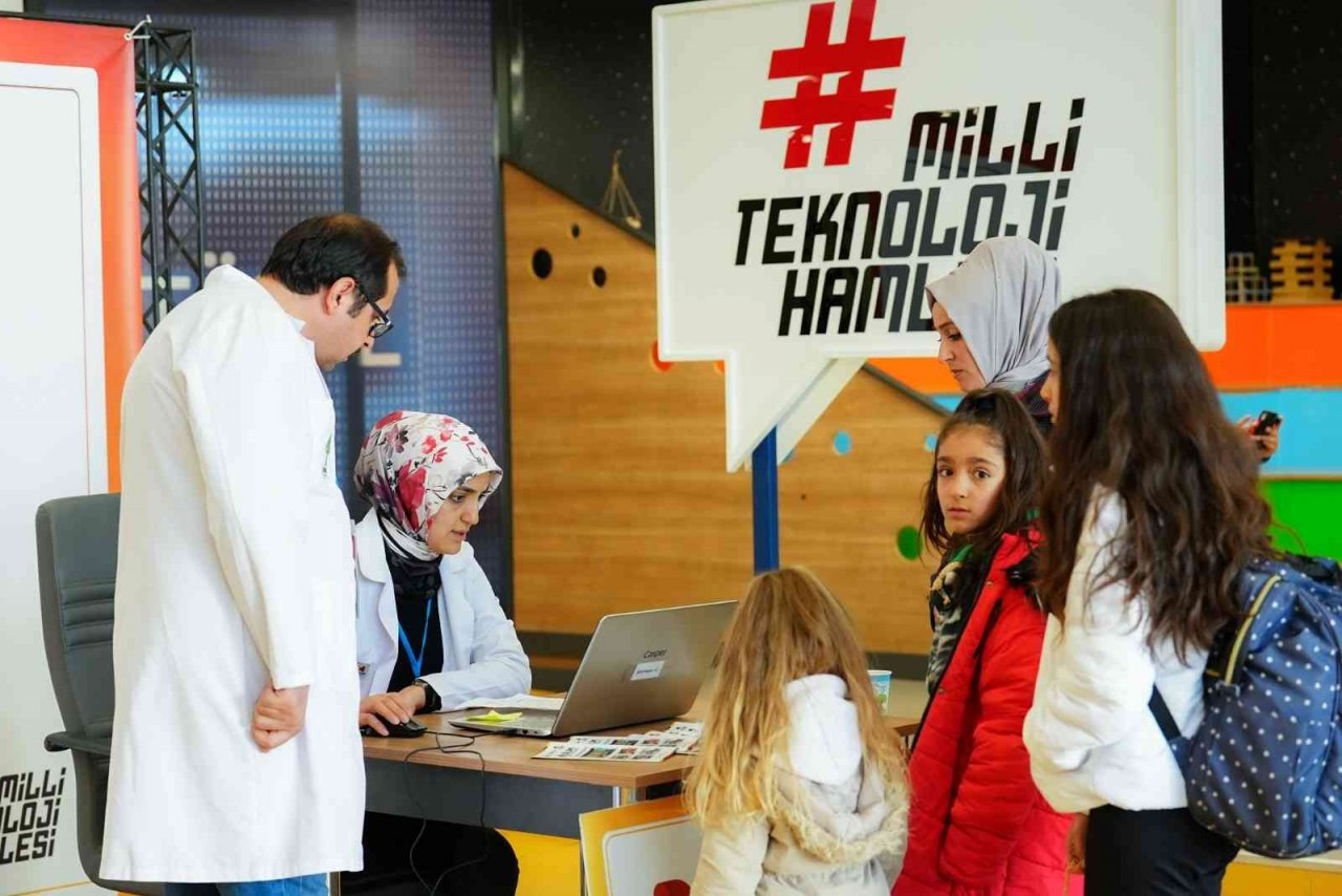 Fadıloğlu, geleceğin deneyapçılarıyla bir araya geldi