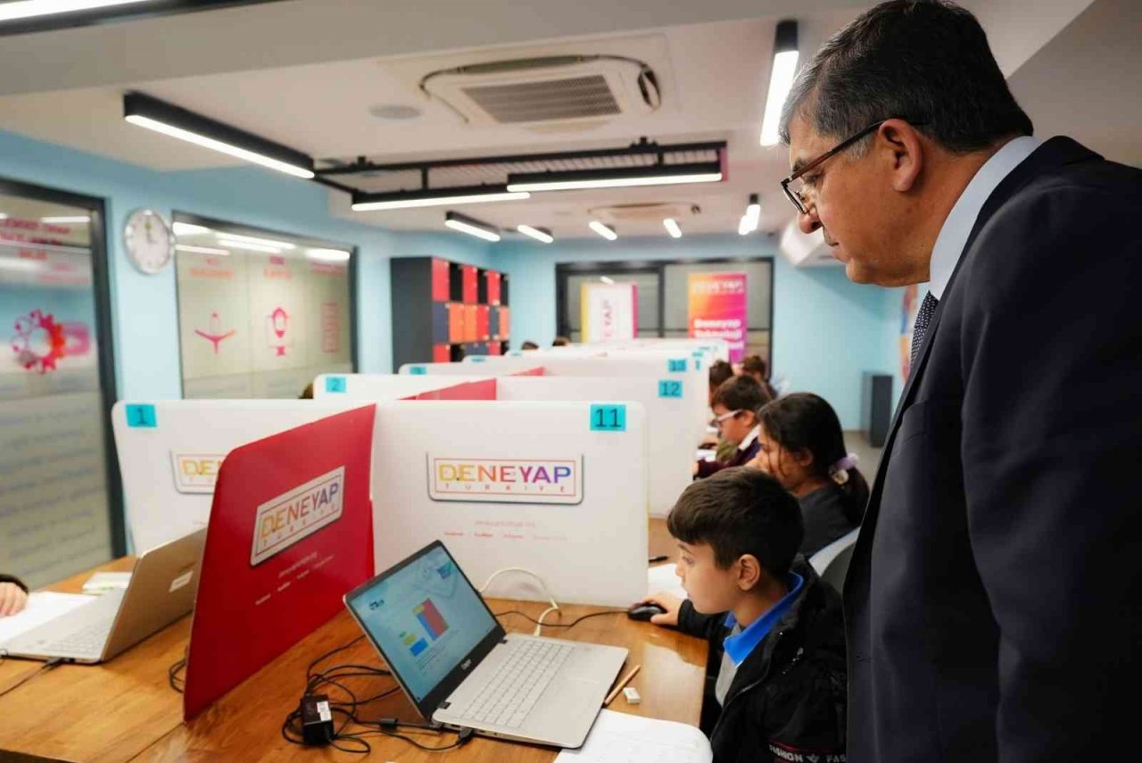 Fadıloğlu, geleceğin deneyapçılarıyla bir araya geldi