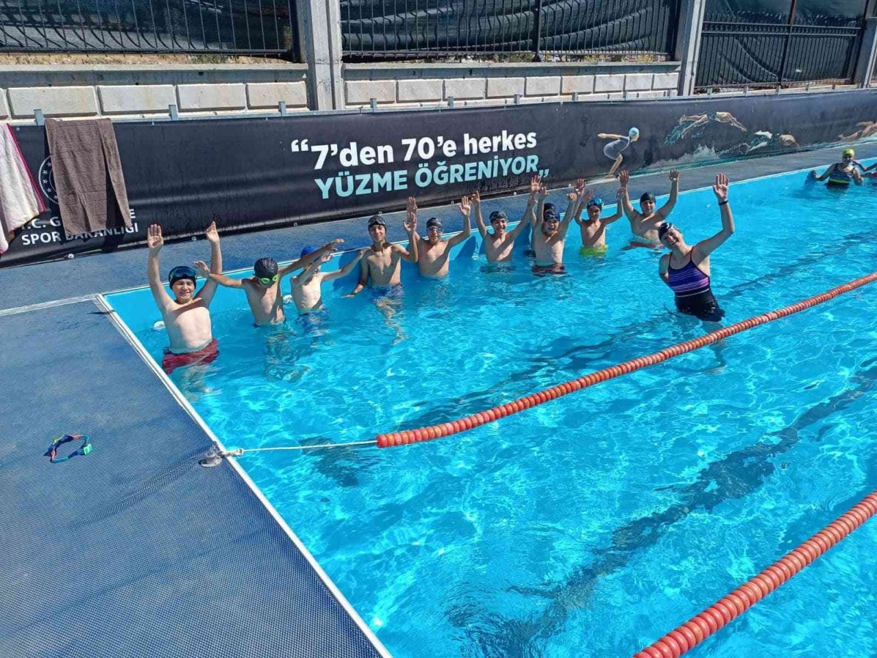Geleceğin milli yüzücüleri hedefe kulaç attı