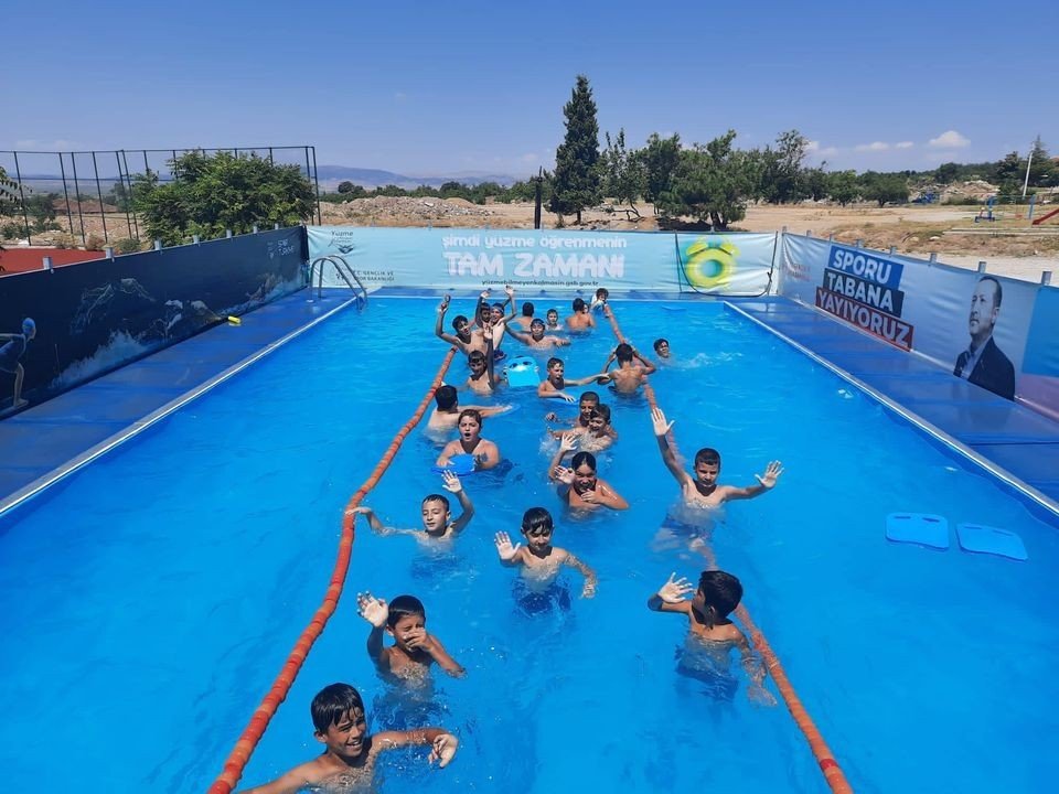 Geleceğin milli yüzücüleri hedefe kulaç attı