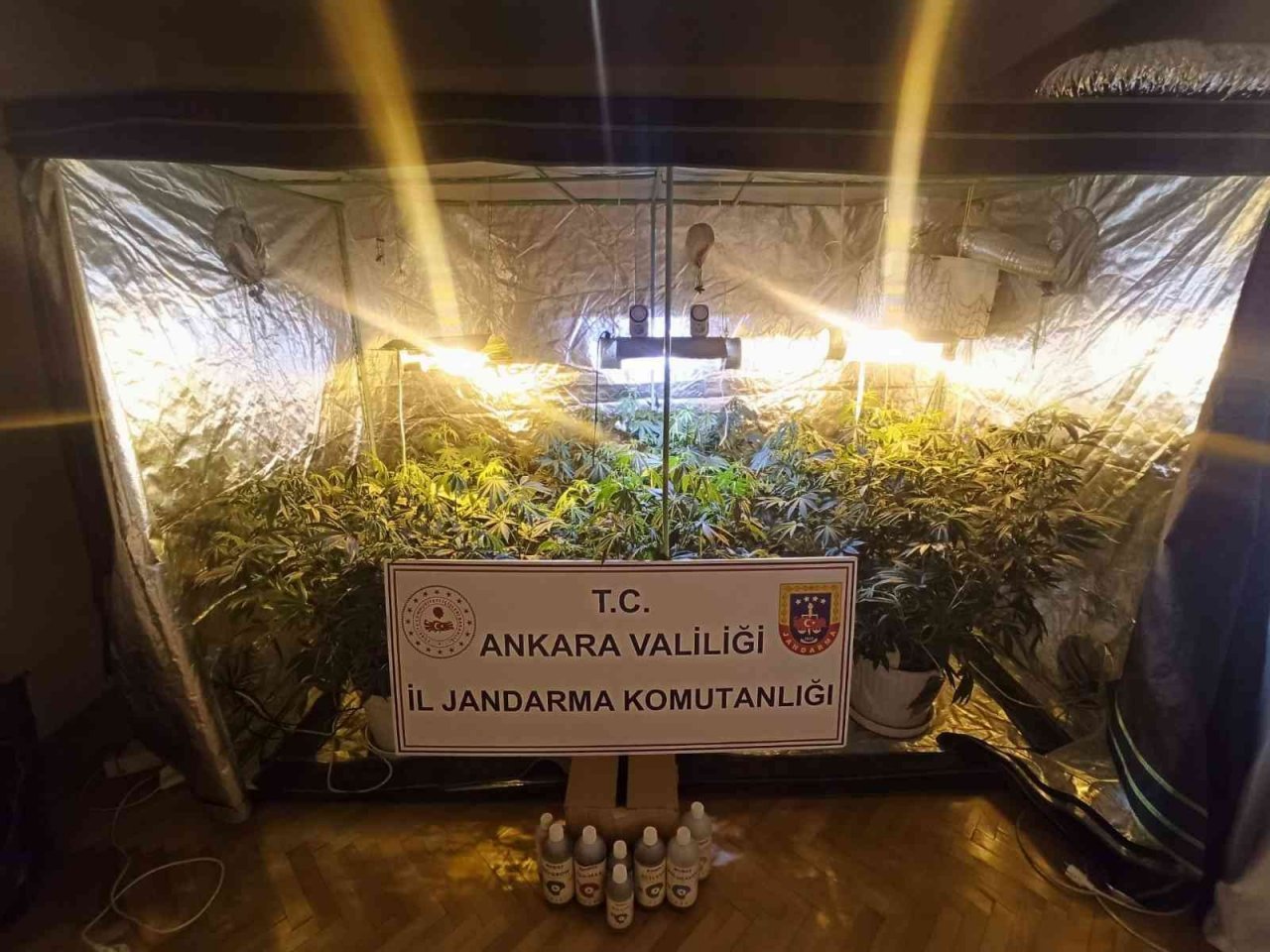 Uyuşturucu imali için evini seraya çeviren zehir tacirlerine jandarma göz açtırmadı