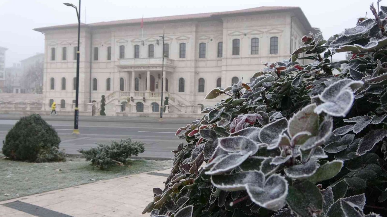 Sivas’ta buz kazıma mesaisi başladı