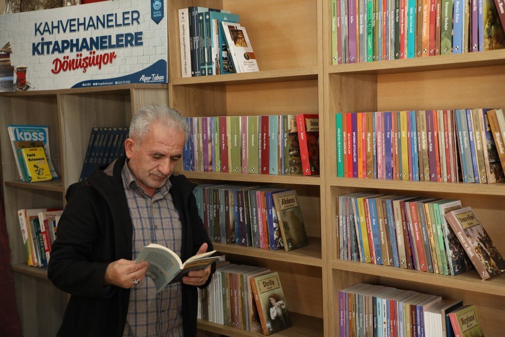 İnegöl’de kahvehaneler kitap haneye dönüşüyor