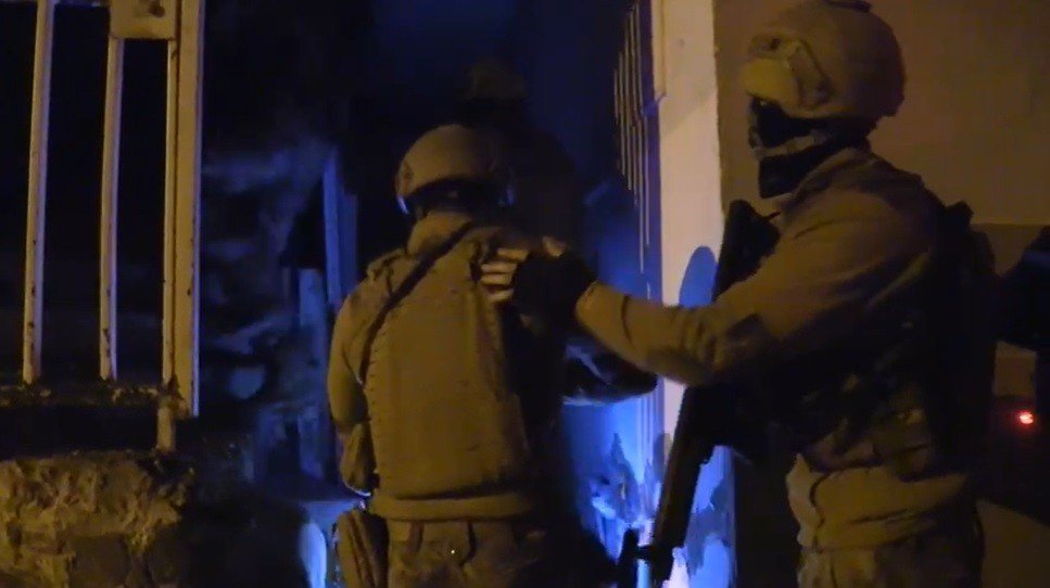 İzmir’de aranan şahıslara yönelik dev operasyon