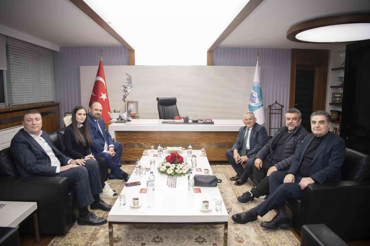 Başkan Büyükkılıç’a, sevilen sanatçı Bülent Serttaş’tan ziyaret