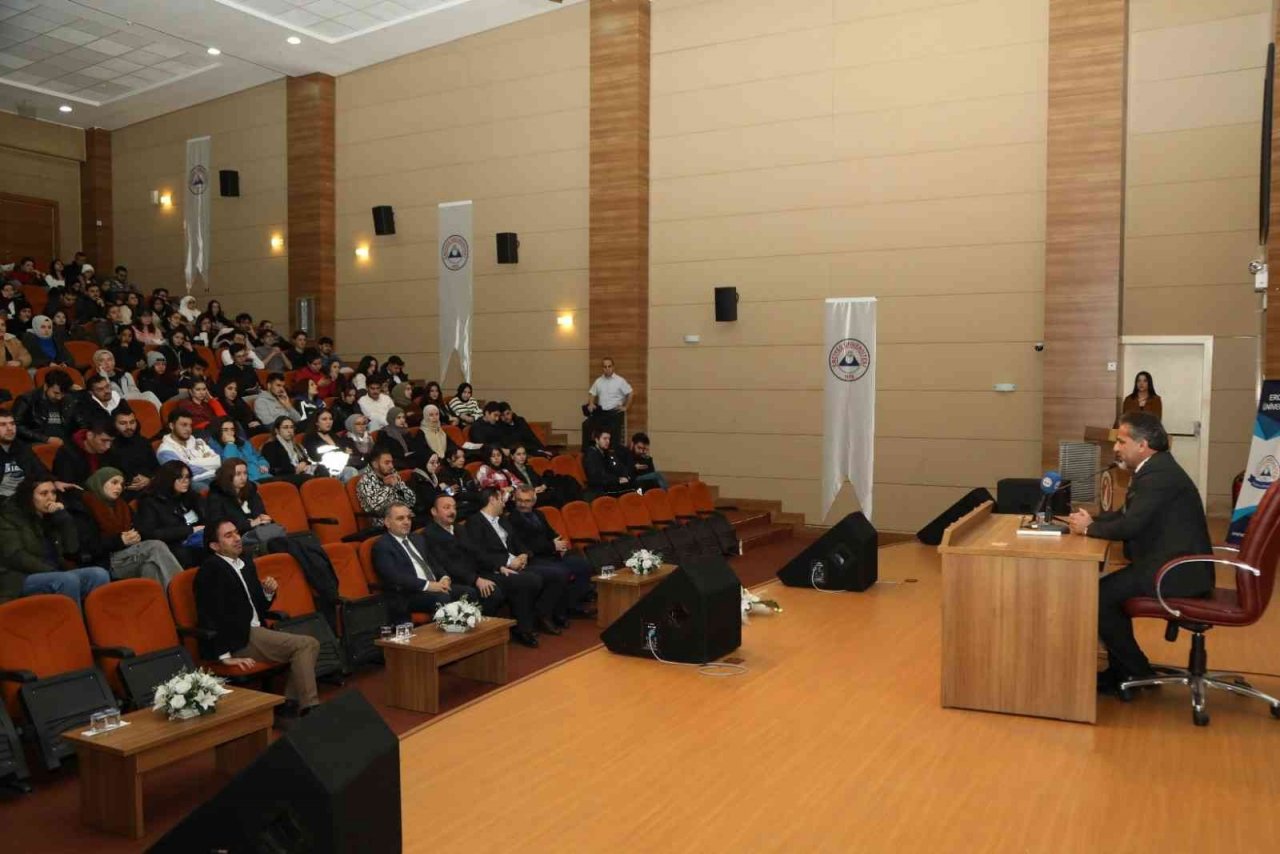 KGC Başkanı Metin Kösedağ, ERÜ’de Konferans Verdi