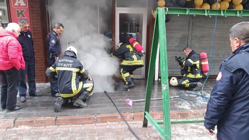 İş yeri deposunda çıkan yangın söndürüldü