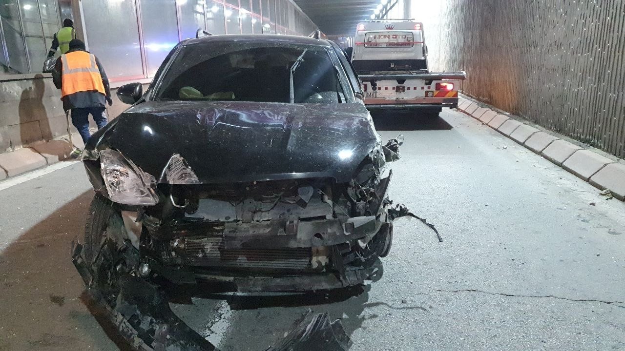 Kazada savrulan araç refüje çarptı: 2 yaralı