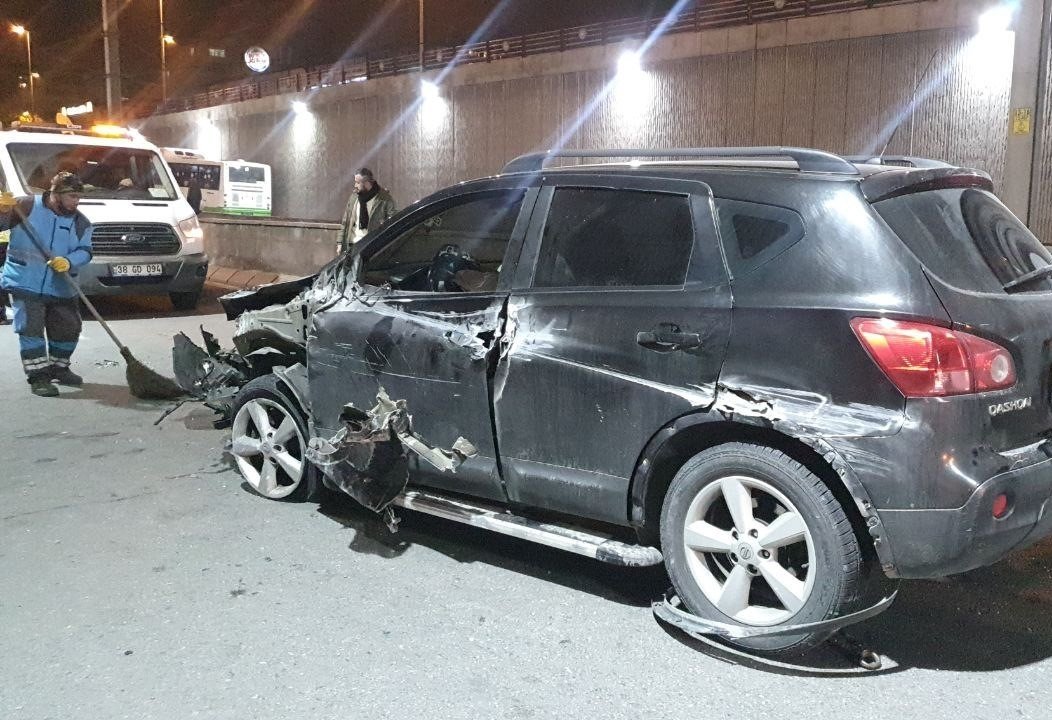 Kazada savrulan araç refüje çarptı: 2 yaralı