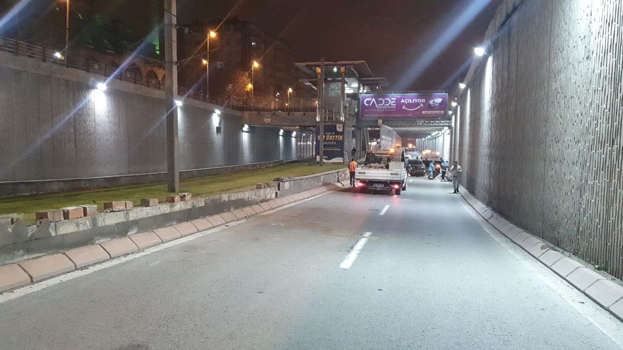 Kazada savrulan araç refüje çarptı: 2 yaralı