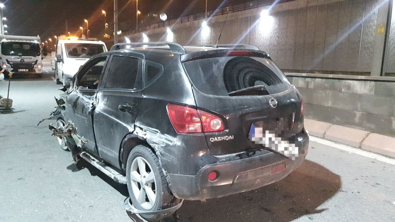 Kazada savrulan araç refüje çarptı: 2 yaralı