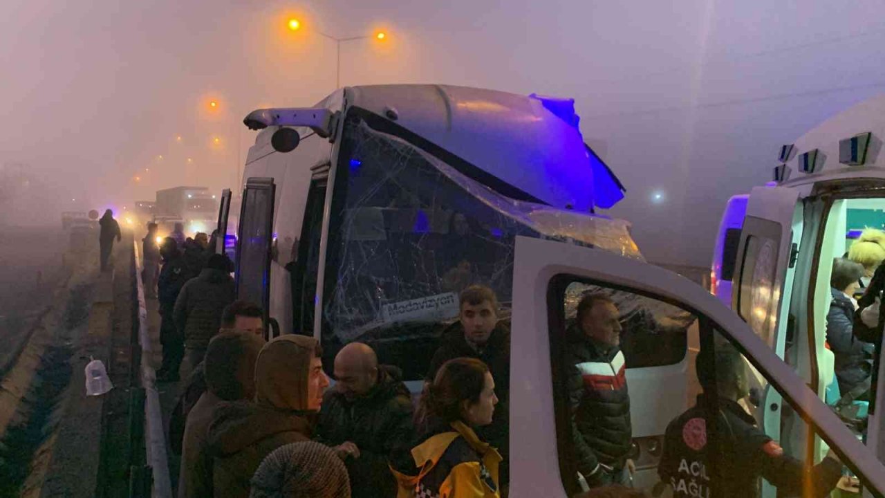 İşçi servisi tıra arkadan çarptı: 12 işçi yaralı