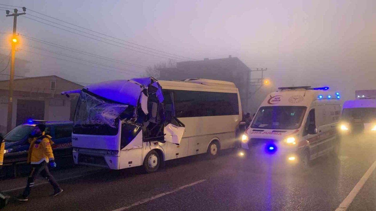 İşçi servisi tıra arkadan çarptı: 12 işçi yaralı