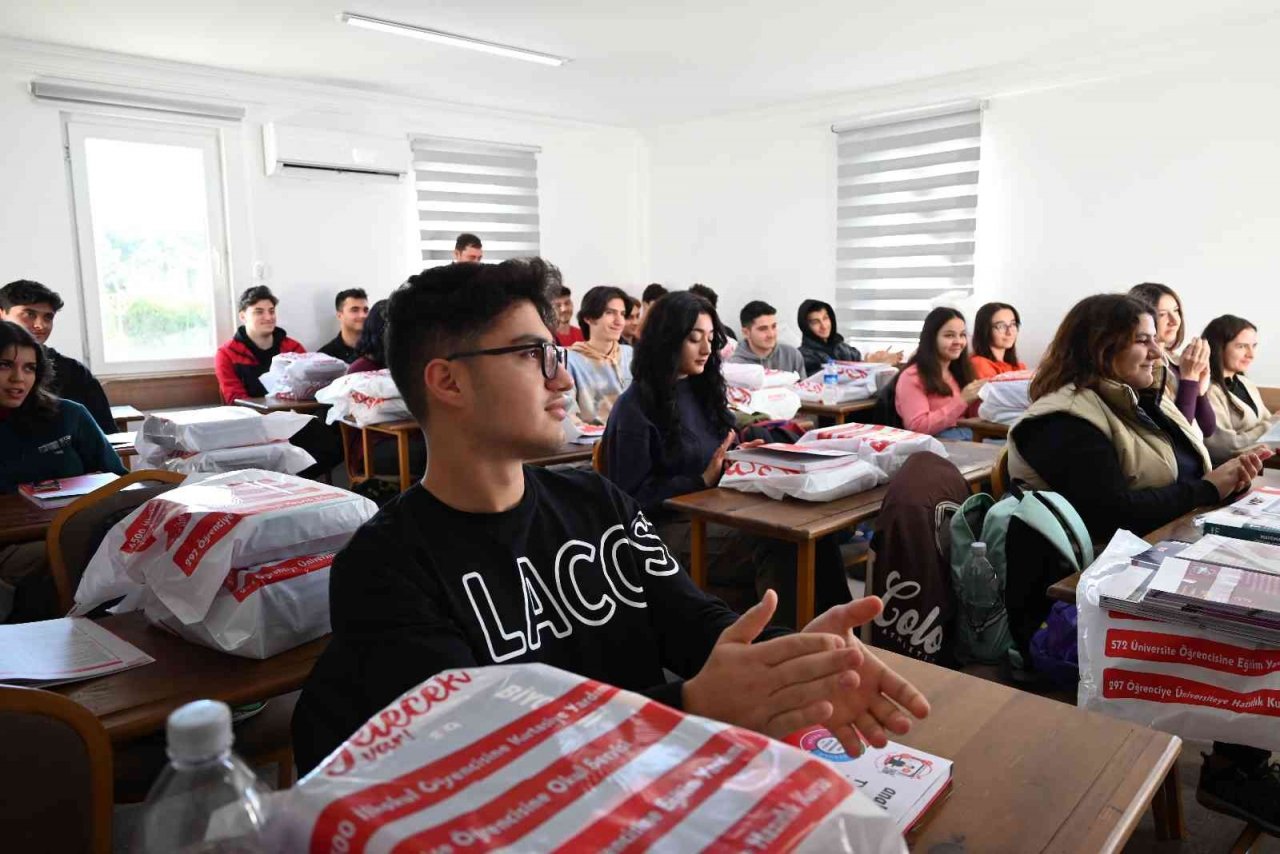 Kursiyerlere ücretsiz kitap dağıtıldı