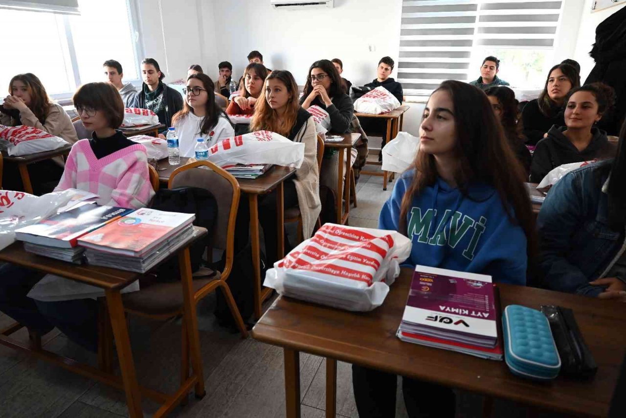 Kursiyerlere ücretsiz kitap dağıtıldı