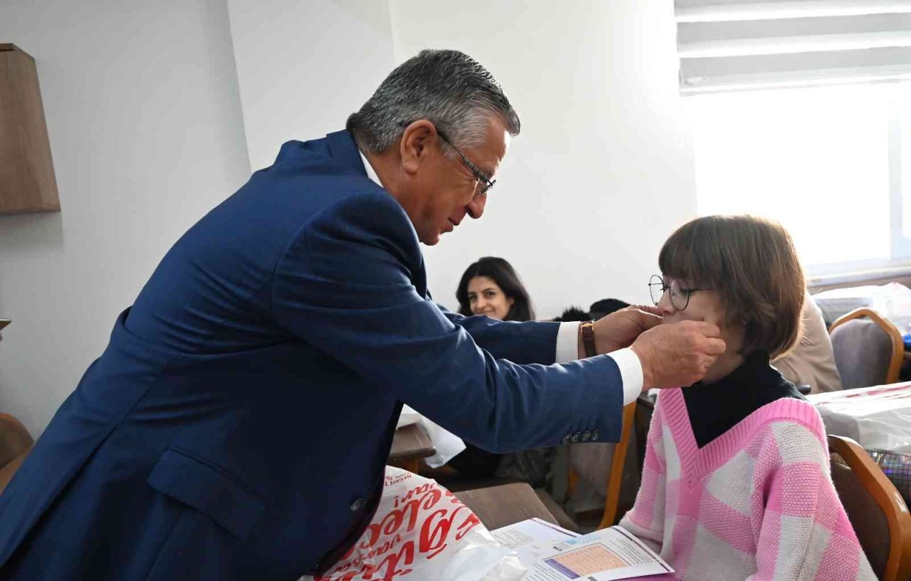 Kursiyerlere ücretsiz kitap dağıtıldı