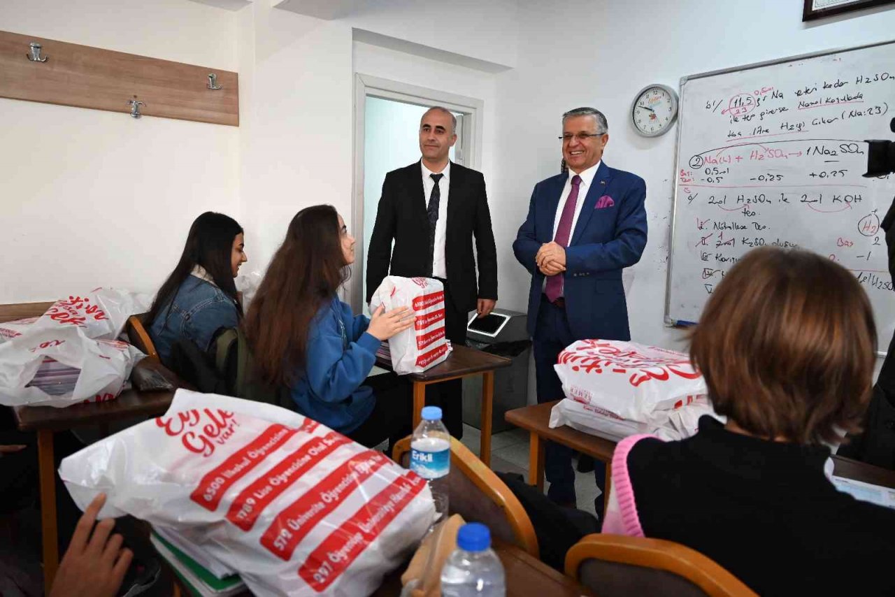 Kursiyerlere ücretsiz kitap dağıtıldı