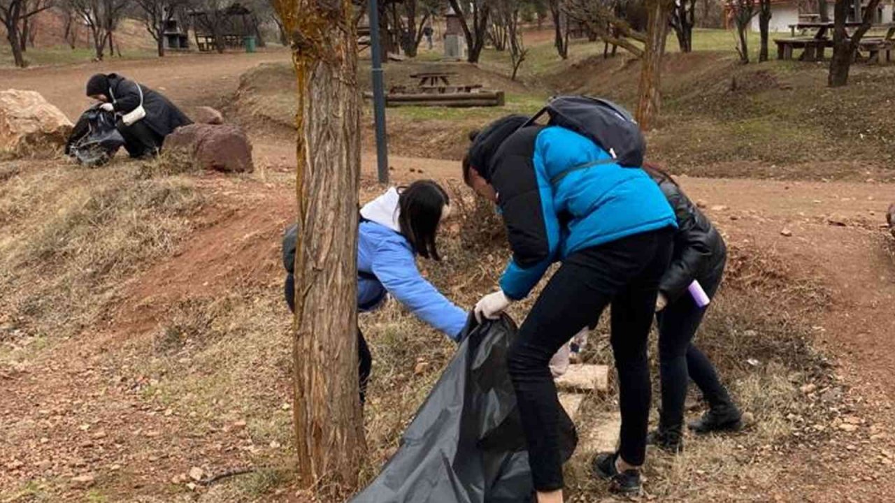 Duyarlı gençler, geri dönüşüm için atık malzeme topladı