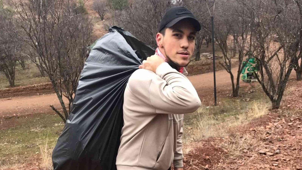 Duyarlı gençler, geri dönüşüm için atık malzeme topladı