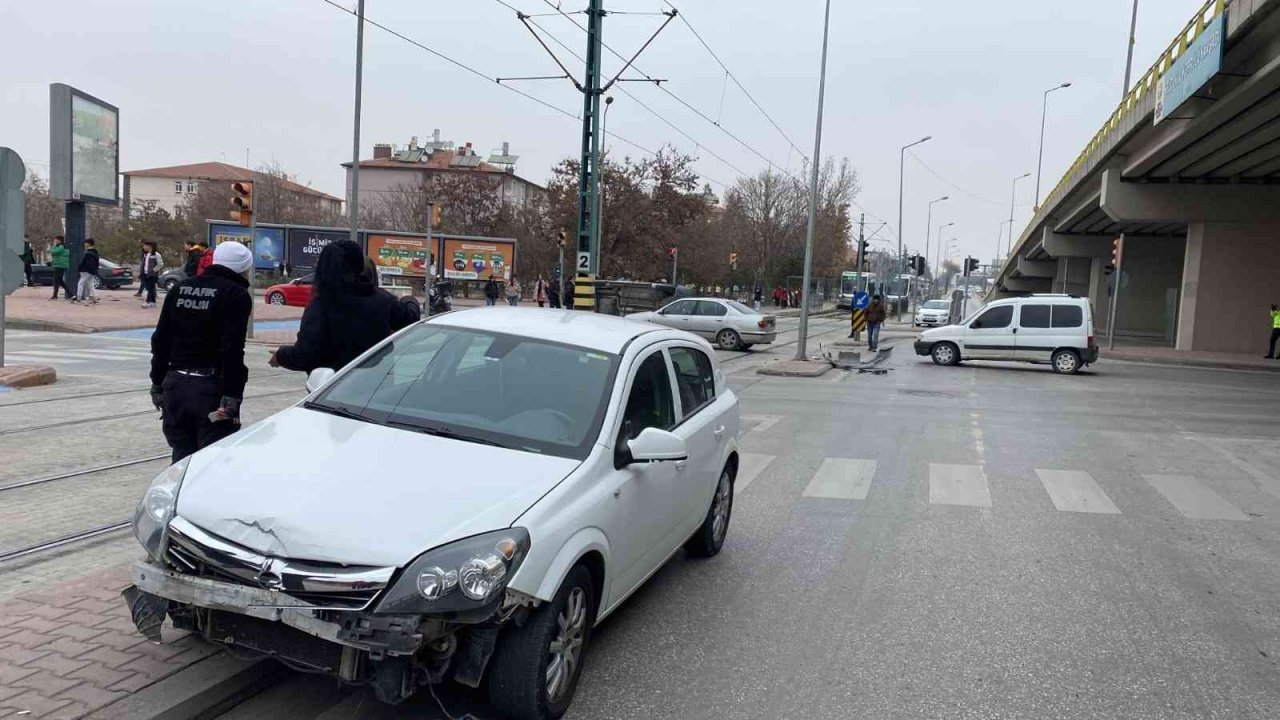 Konya’daki çarpışan otomobillerden biri tramvay yoluna devrildi