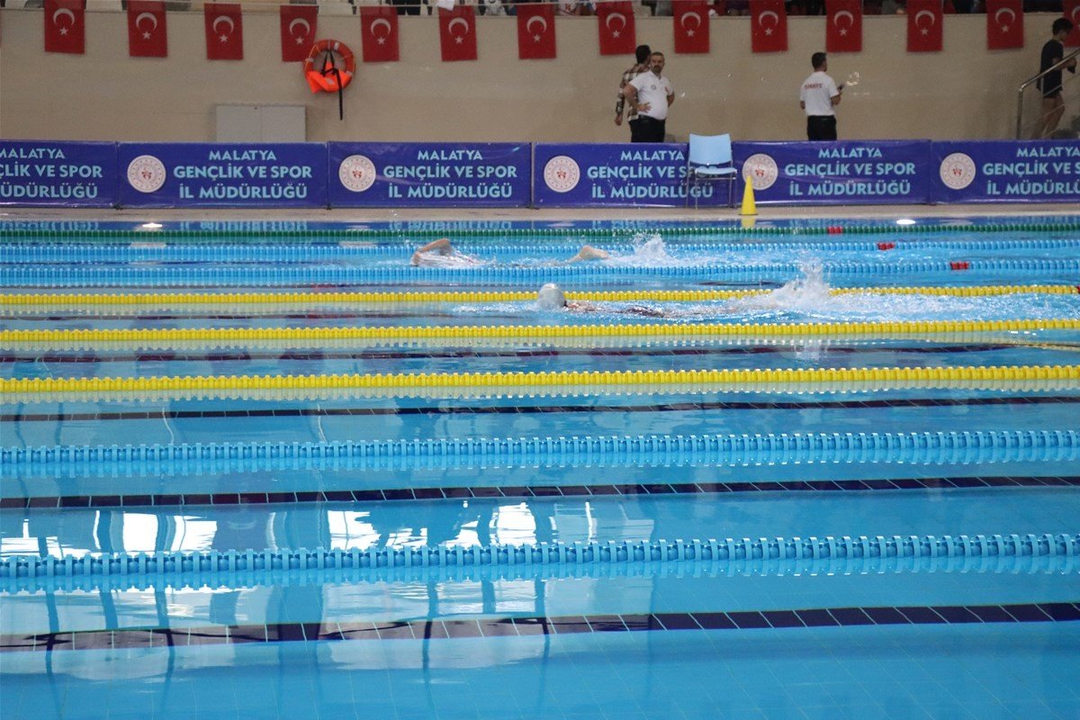 Kulaçları bölge şampiyonasına katılmak için attılar