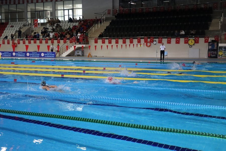 Kulaçları bölge şampiyonasına katılmak için attılar