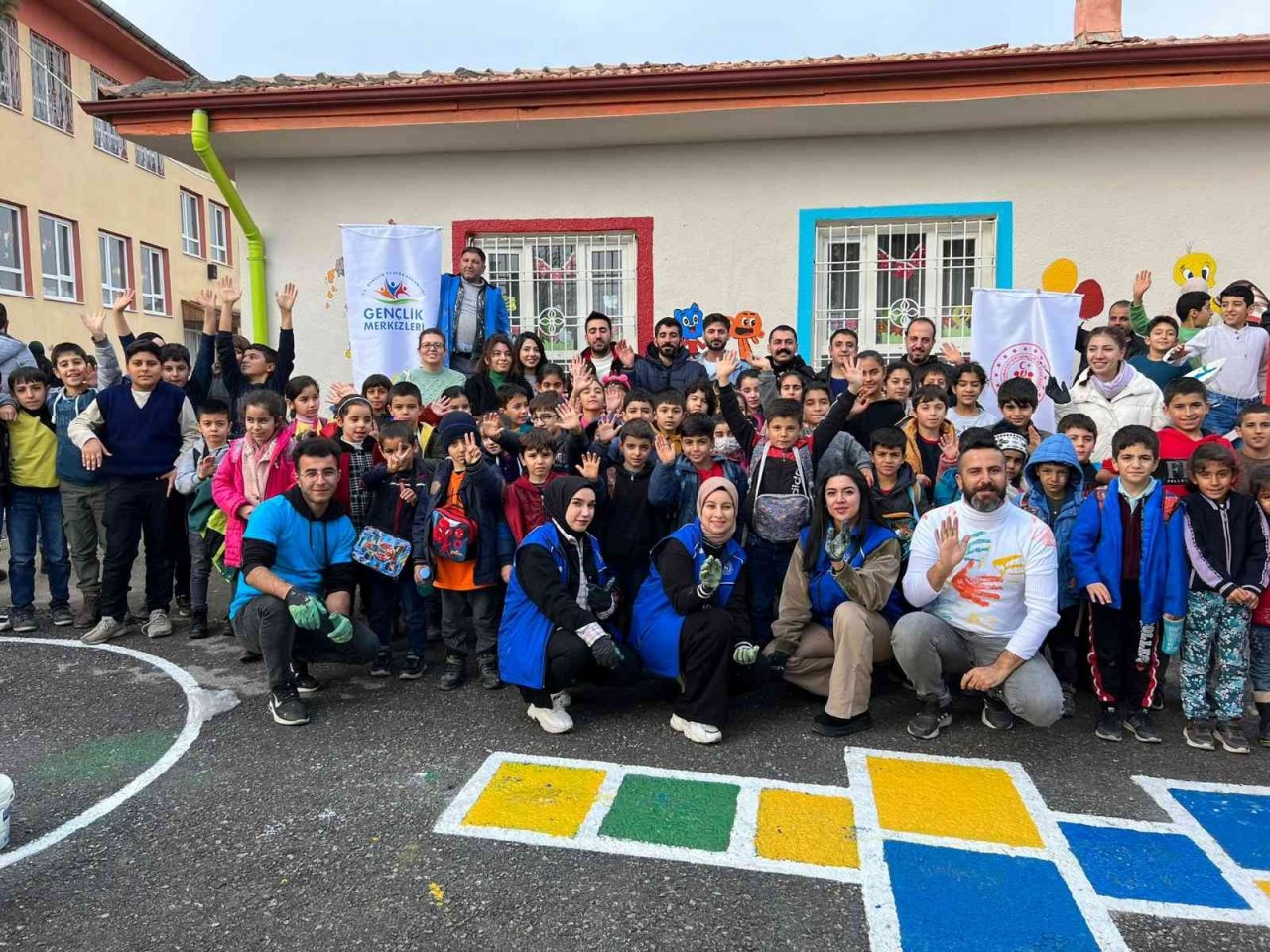 Gönüllü öğrenciler Malatya’da okulları boyuyor