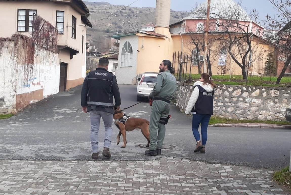 Malatya’da polisinden okul çevrelerinde denetim