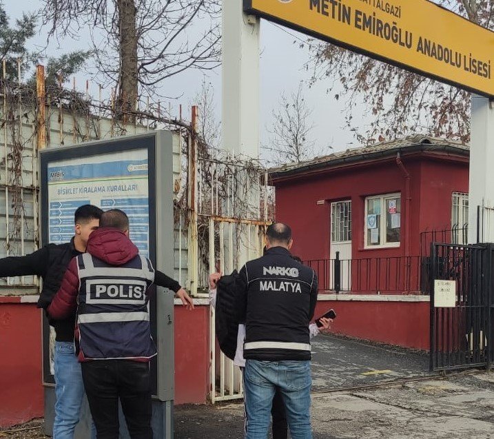 Malatya’da polisinden okul çevrelerinde denetim