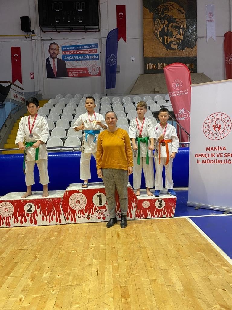 Manisa BBSK Karate takımı sporcularından büyük başarı