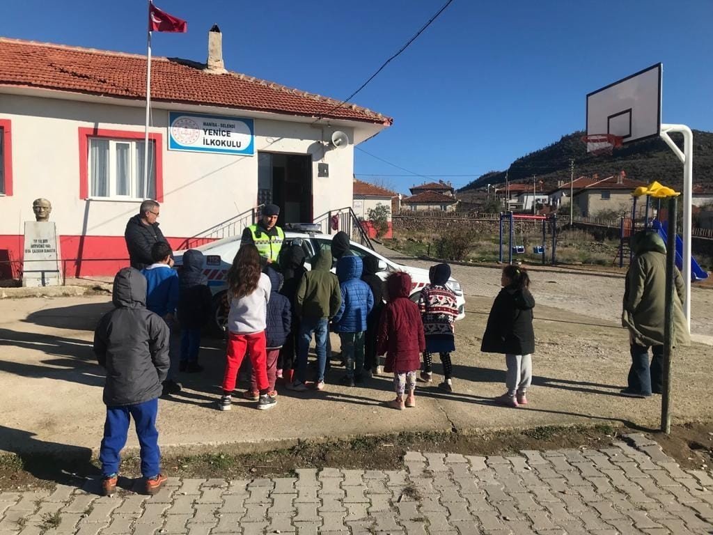 Selendi’de jandarmadan öğrencilere trafik eğitimi