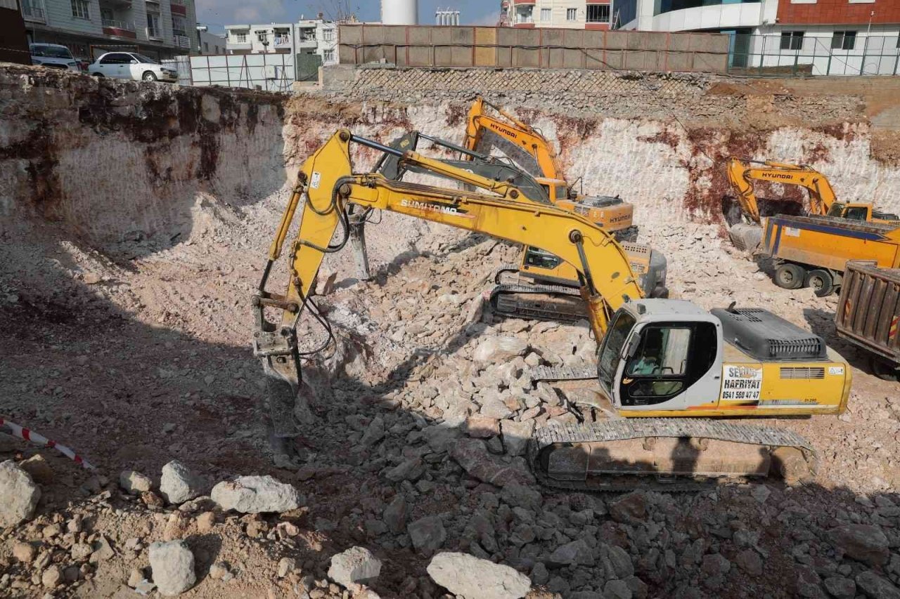Mardin’de kapalı otopark projesinin ilk betonu döküldü