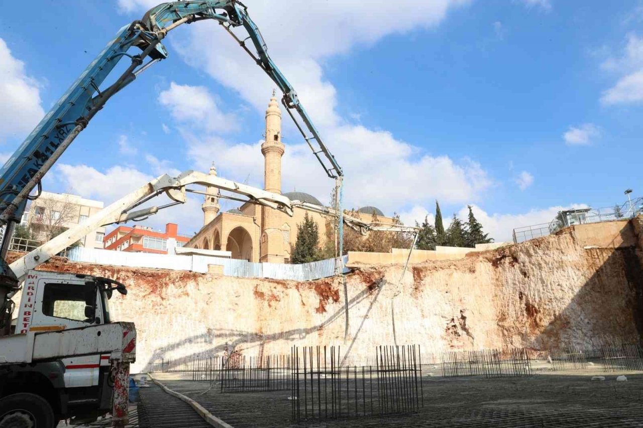 Mardin’de kapalı otopark projesinin ilk betonu döküldü