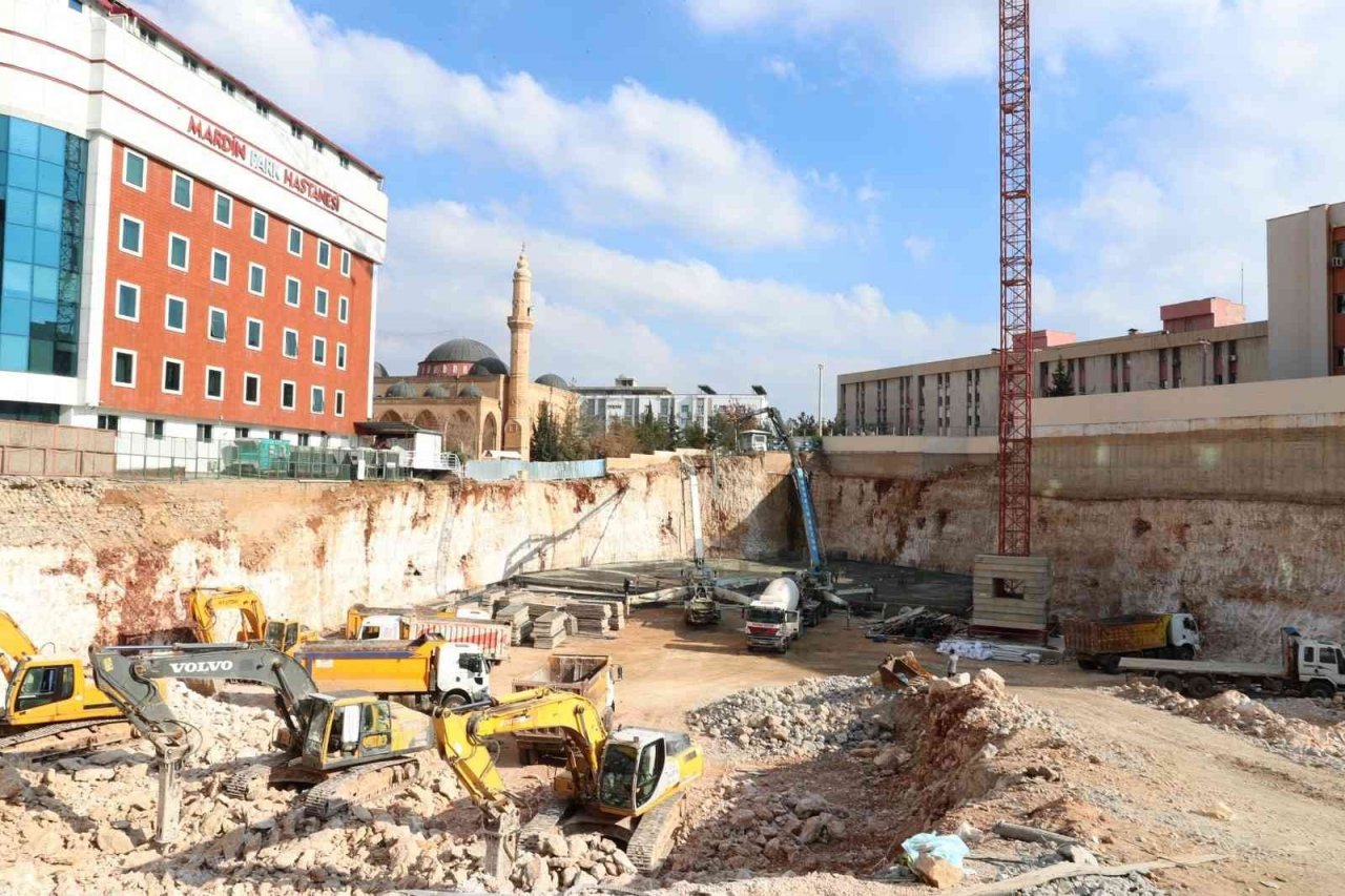 Mardin’de kapalı otopark projesinin ilk betonu döküldü