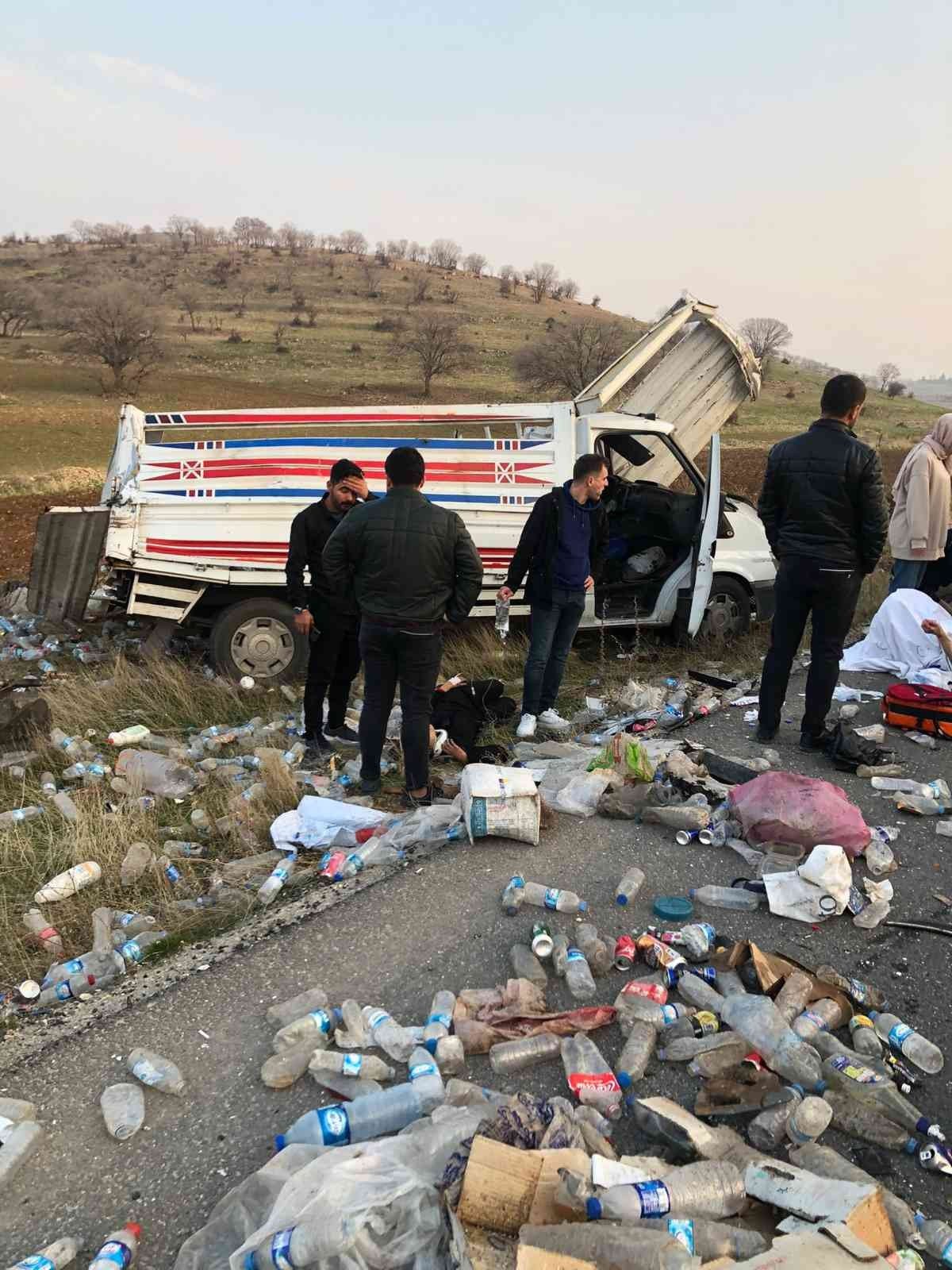 Mardin’de tır yol kenarında bekleyen kamyonete çarptı: 3 yaralı