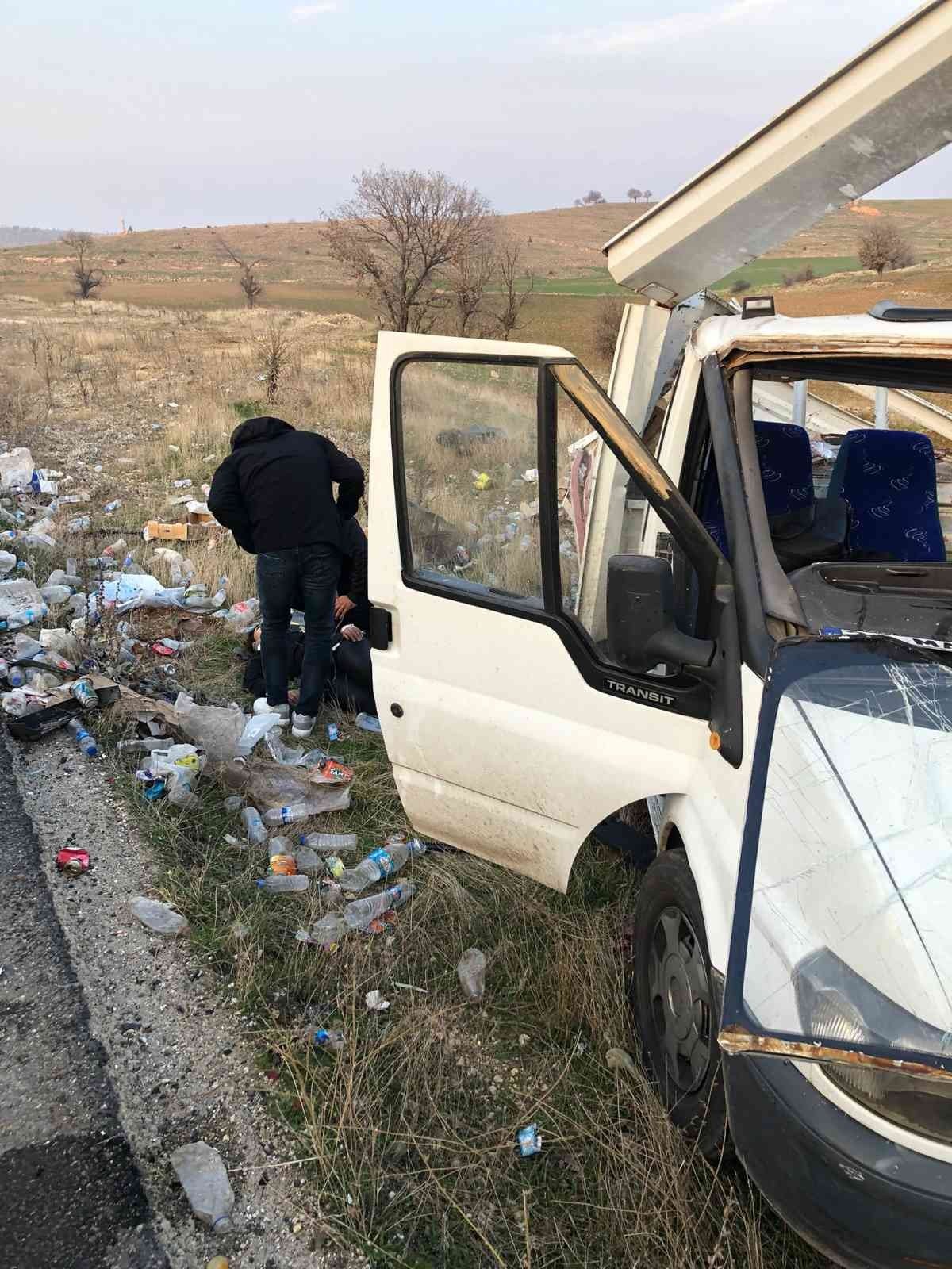 Mardin’de tır yol kenarında bekleyen kamyonete çarptı: 3 yaralı