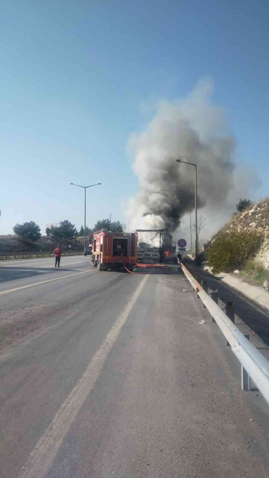 Tekstil yüklü tır yandı