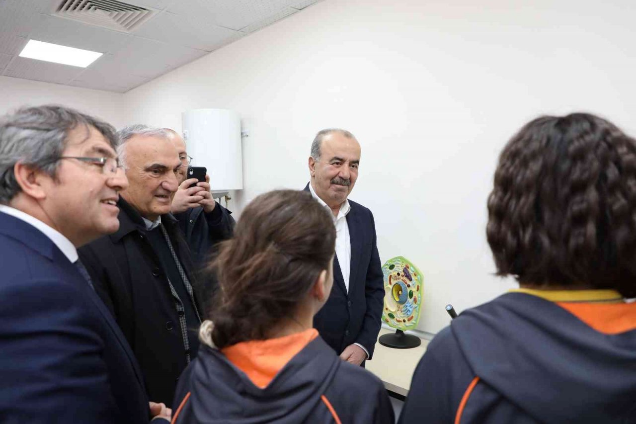 Mudanya Belediyesi’nden öğrencilere fen bilimleri laboratuvarı