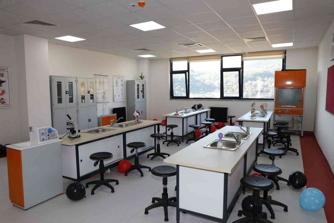 Mudanya Belediyesi’nden öğrencilere fen bilimleri laboratuvarı