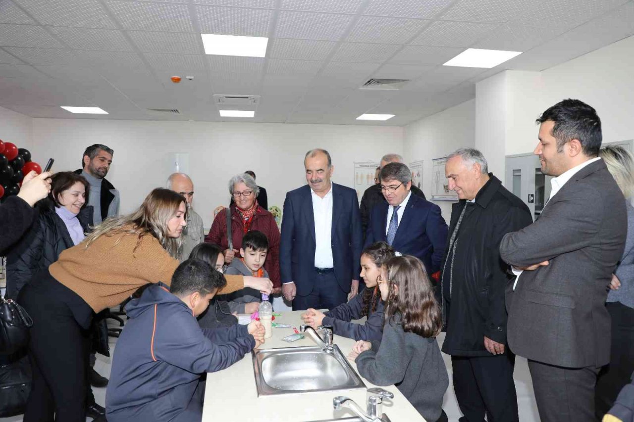 Mudanya Belediyesi’nden öğrencilere fen bilimleri laboratuvarı