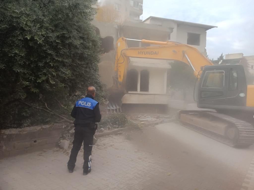 Osmaniye’de metruk binalar yıkılıyor