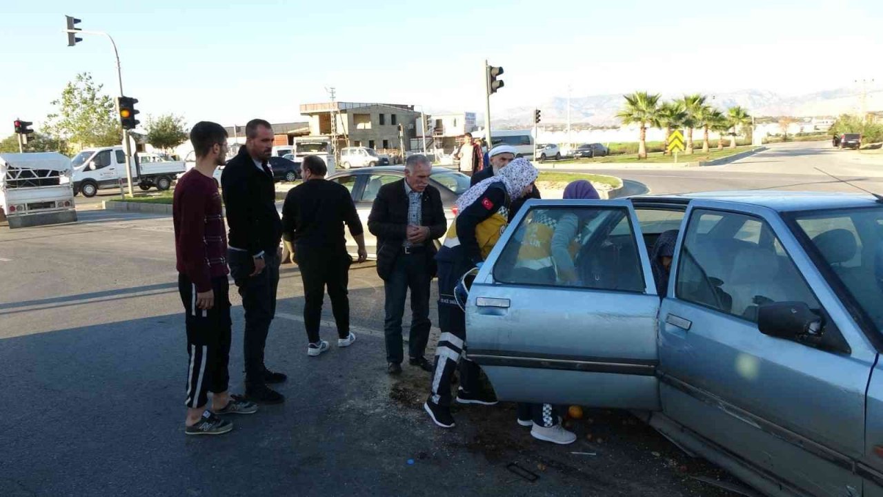 Önündeki araç kırmızı ışıkta durunca otomobiliyle kaldırıma çarptı: 2 yaralı