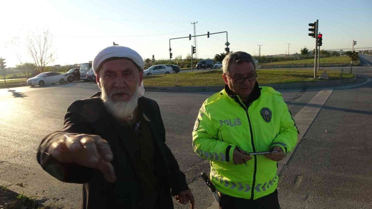 Önündeki araç kırmızı ışıkta durunca otomobiliyle kaldırıma çarptı: 2 yaralı