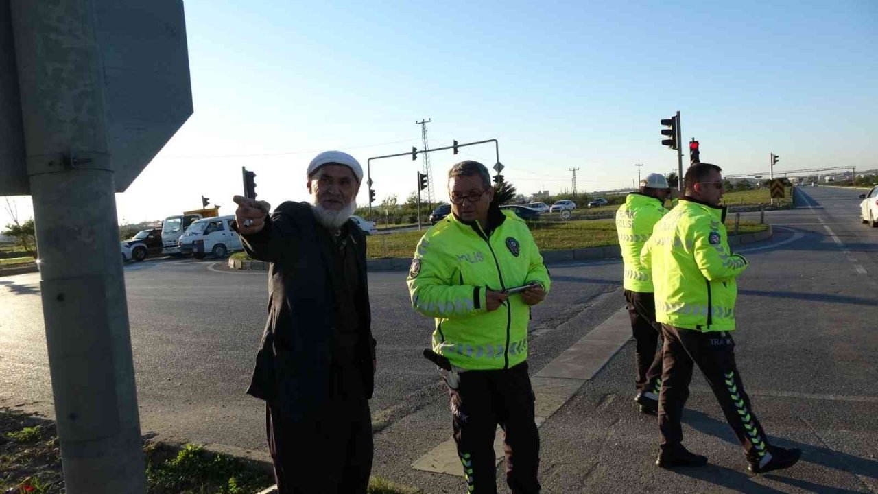 Önündeki araç kırmızı ışıkta durunca otomobiliyle kaldırıma çarptı: 2 yaralı