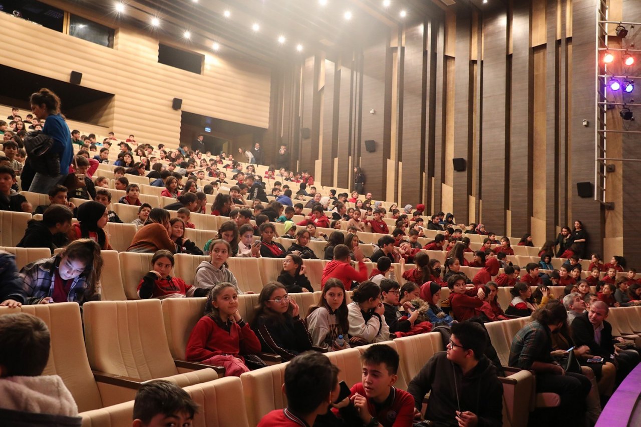 Yüzlerce minik ilk kez tiyatro izleme fırsatı buldu