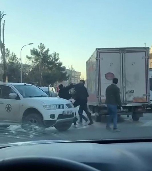 Pendik’te yol verme kavgası caddeyi ringe çevirdi